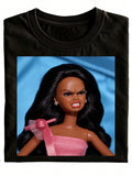 Fun Doll Face Print T-Shirt, Black Casual T-Shirt, Paired With A Pink Dress And An Angry Expression, Is Perfect As A Gift. Stylish And Versatile, Suitable For Daily Wear, Holiday Season Shirt, 2026 Retro T-Shirt, New Men's Top, A Fun Gift For Girls
