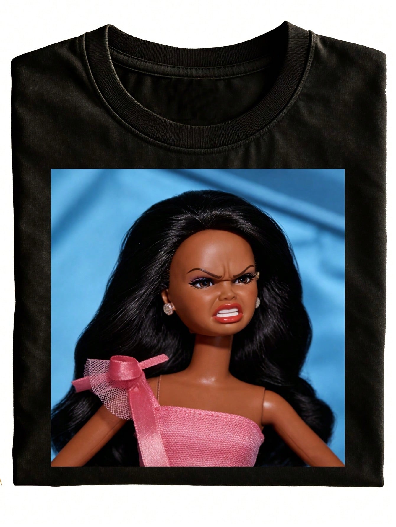 Fun Doll Face Print T-Shirt, Black Casual T-Shirt, Paired With A Pink Dress And An Angry Expression, Is Perfect As A Gift. Stylish And Versatile, Suitable For Daily Wear, Holiday Season Shirt, 2026 Retro T-Shirt, New Men's Top, A Fun Gift For Girls