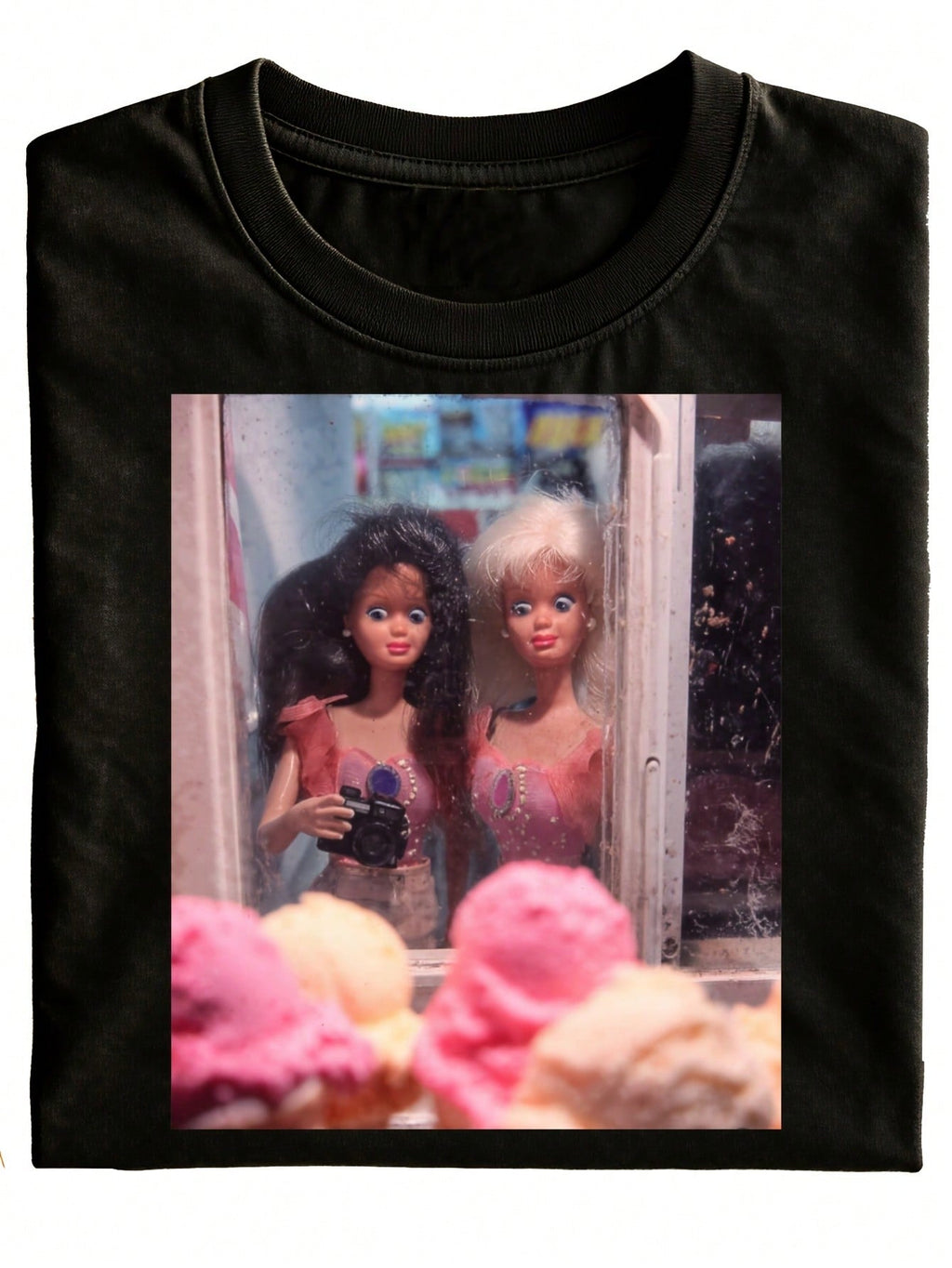 Fun Doll Ice Cream Shop Window Scene Unisex T-Shirt, Black Pattern Print, Casual Wear, Gift Choice, Pure Fashion, Versatile, Holiday Style, Plus Size