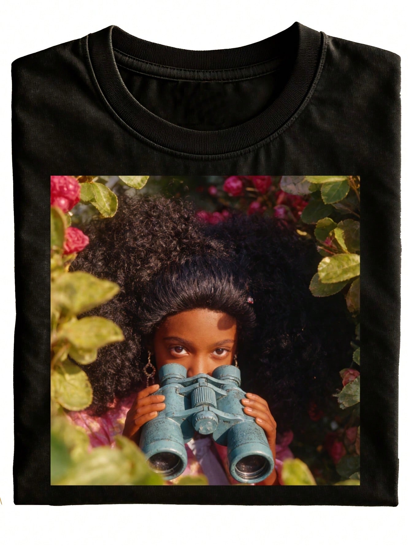 Curious Explorer Black Crew Neck T-Shirt, Featuring A Print Of A Girl And A Telescope In A Garden, Fashionable And Versatile Holiday Style, Vintage Men's Clothing, Harajuku Fashion, Casual Wear, Short Sleeve, Suitable For All Seasons, Plus Size