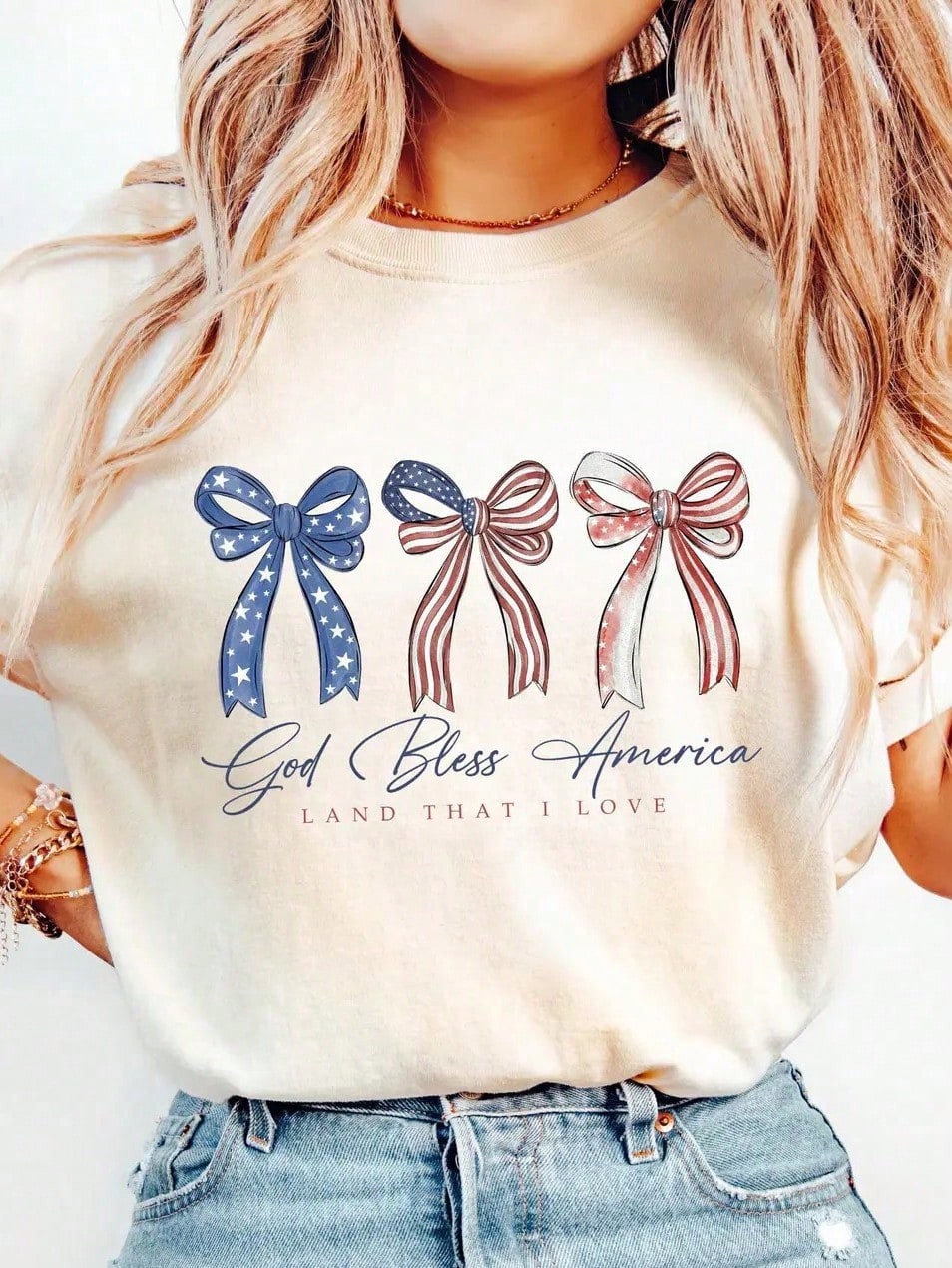 Patriotic Coquette Bows God Bless America Printed Graphic Tee Women Loose Fit Casual Crewneck T-Shirt Fourth Of July Independence Day Celebration Summer Holiday Top Retro Stars And Stripes Country Concert Graphic Shirt Streetwear