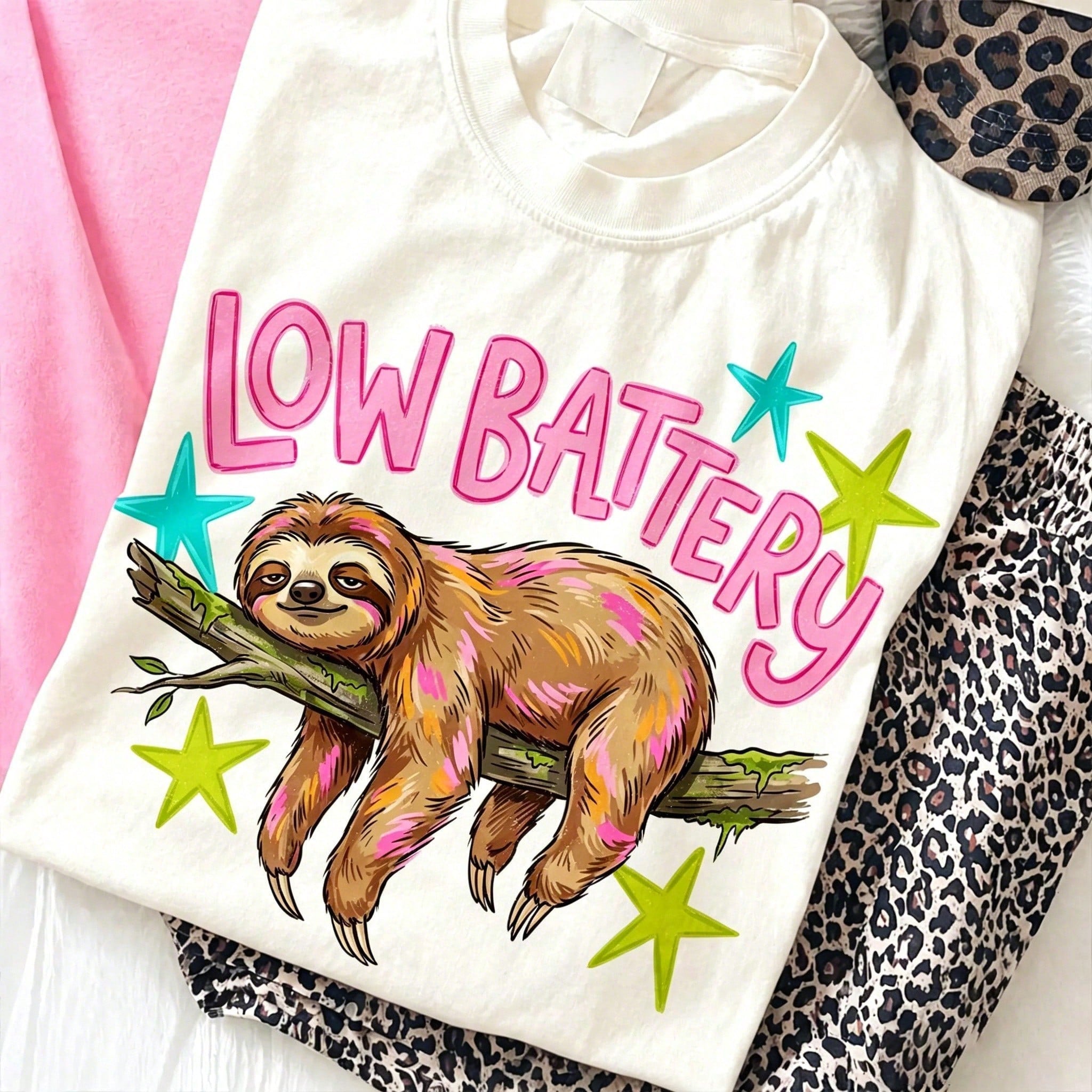 Women Funny Sloth Low Battery Graphic Tee Cute Animal Character Meme Print T-Shirt Retro Aesthetic Lazy Casual Summer Loose Fit Top