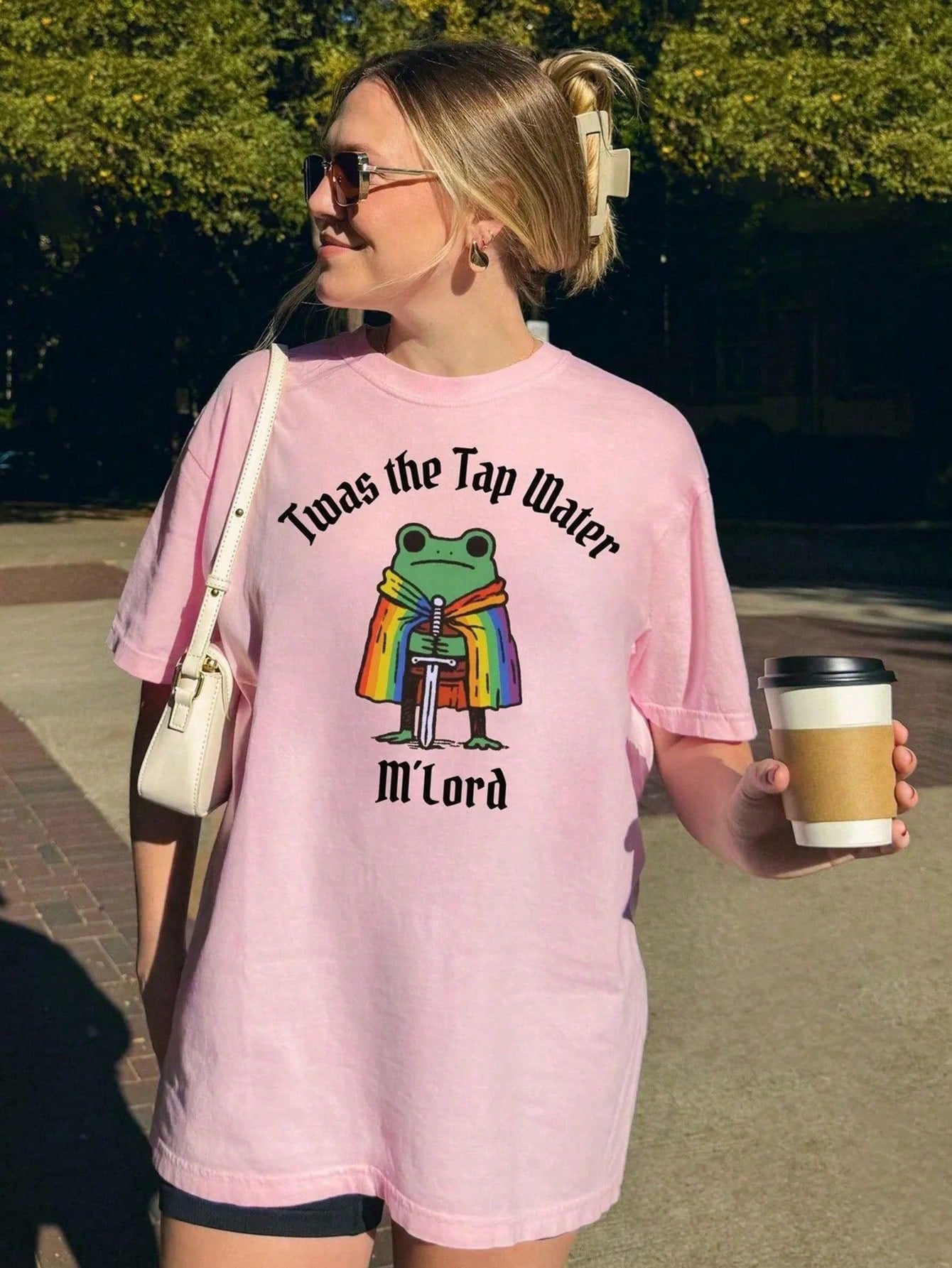 Funny Frog Tap Water Meme Graphic Tee Rainbow Cloak Sword Knight LGBTQ Pride Loose Fit Summer Tops For Women Retro Gothic Short Sleeve T-Shirt